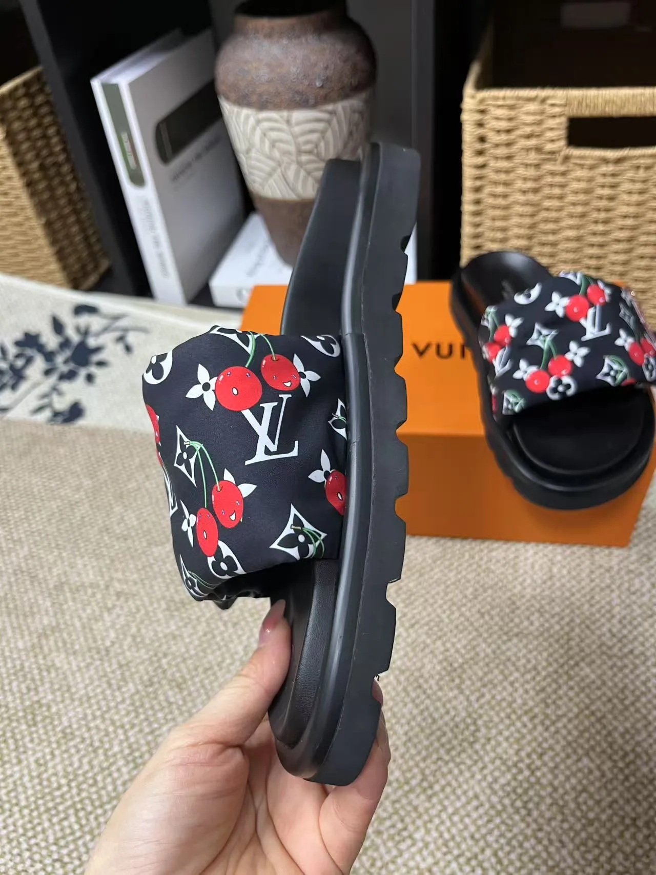 P340 yuan LV Louis Vuitton Full of high-end feel! A popular model among bloggers at home and abroad, it’s retro and fashionable, and looks stunning on your feet! Mainly recommended model on the official website★ ━━━━━ ЅᏇєєt ━━━━━ ▪️Upper: original calfskin ➕5D printing process ▪️Inner: imported mixed sheepskin ▪️Outsole: original molded foam outsole ▪️Size: Female 35-40 Men's 39-44 (women's 41 men's 45)